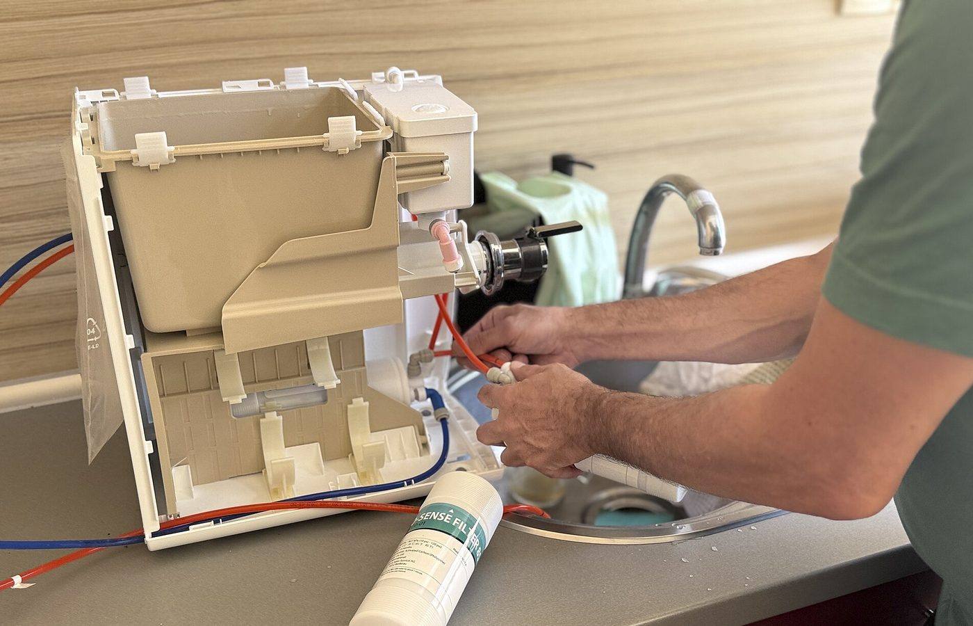 Conexión de lavadora a la toma de agua durante una instalación
