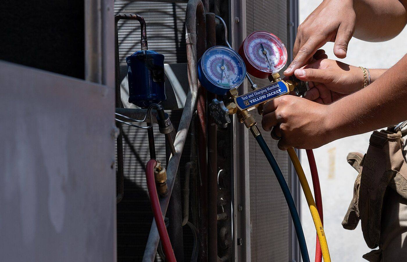Técnico midiendo presiones de refrigeración con manómetros